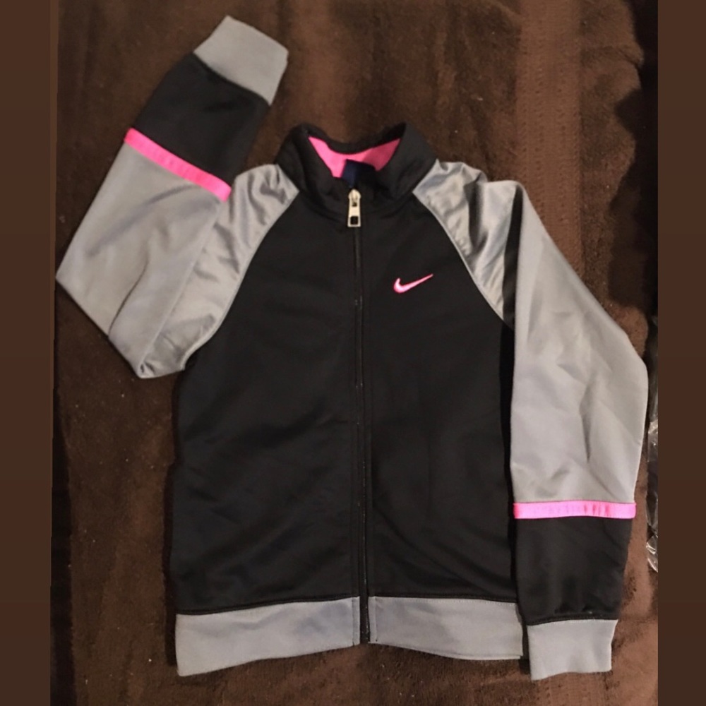 Toddler Girl’s NIKE Outfit.